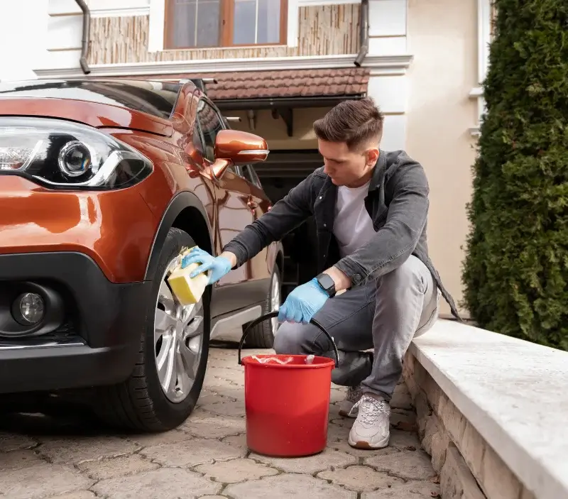 Lavage auto à domicile Ceyroux : professionnel intervenant sur un véhicule
